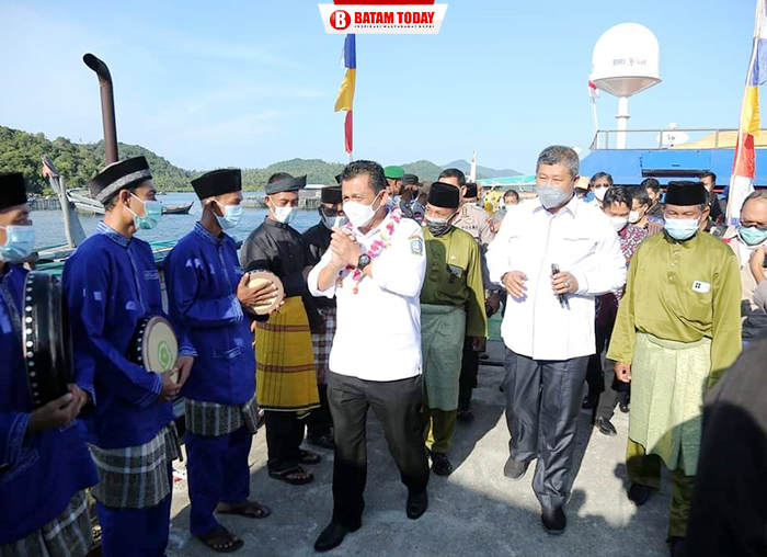 Bupati Anambas dampingi Gubernur saat menyapa masyarakat
